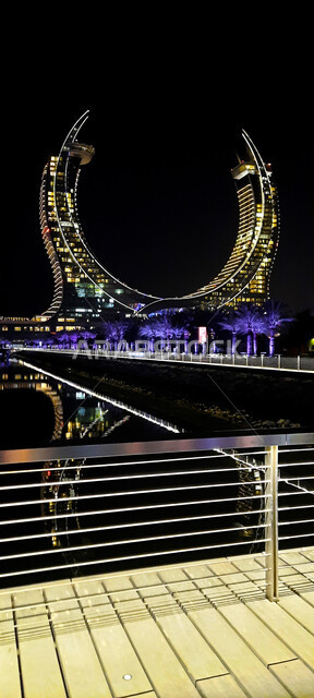 الفن الهندسي المعماري لمبنى برج كتارا على الواجهة البحرية في مدينة قطر, معالم سياحية في مدينة لوسيل, مشروع الضيافة الشهير, التطور والتقدم العمراني للأبراج وناطحات السحاب المضاءة في وقت الليل, مناطق جذب السياح من شى أنحاء العالم