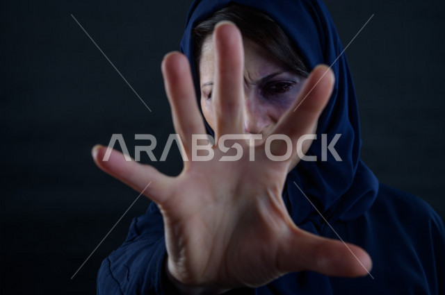 تعابير و ايمياءات وجه و يدين لمرأة سعودية تتعرض للعنف الجسدي ، اوقفو العنف ضد المرأه ، انهاء العنف ضد النساء ، 25 نوفمبراليوم العالمي للقضاء على العنف ضد النساء ، كدمات جسدية 