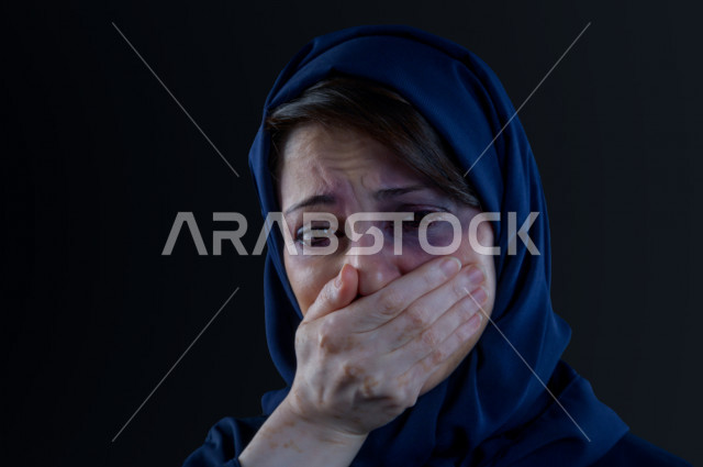 تعابير و ايمياءات وجه و يدين لمرأة سعودية تتعرض للعنف الجسدي ، اوقفو العنف ضد المرأه ، انهاء العنف ضد النساء ، 25 نوفمبراليوم العالمي للقضاء على العنف ضد النساء ، كدمات جسدية 