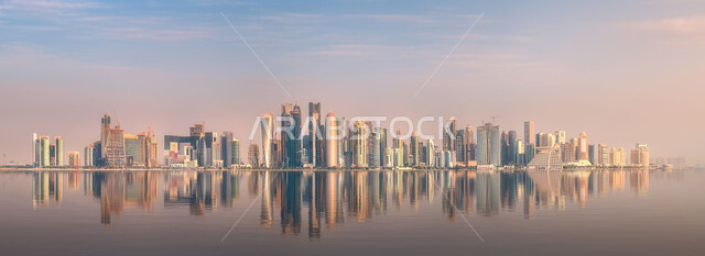 أهمية دور السياحة في مدينة قطر, التقدم والتطور العمراني, انعكاس ضوء الأبراج وناطحات السحاب على المياه في مدينة الدوحة, الفن الهندسي المعماري للمنشآت والمباني المضاءة في وقت الليل, أماكن ومناطق سياحية مشهورة,