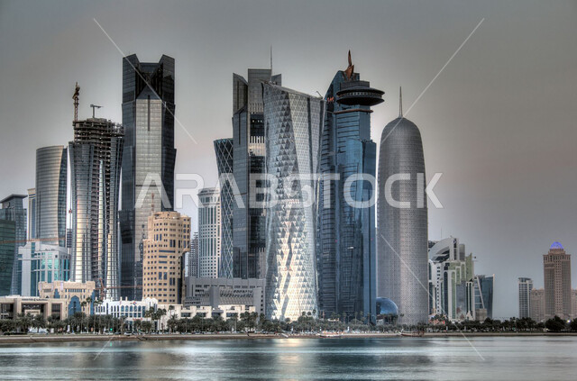 التطور والتقدم العمراني للمنشآت على كورنيش الدوحة, أبراج الدفنة وناطحات السحاب في مدينة قطر ، التصاميم الهندسية المعمارية على الطراز الحديث والمتطور, الفن الهندسي للمنشآت والمباني في وقت النهار, أماكن ومعالم ترفيهية سياحية