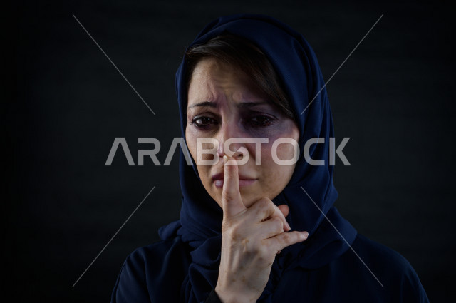 تعابير و ايمياءات وجه و يدين لمرأة سعودية تتعرض للعنف الجسدي ، اوقفو العنف ضد المرأه ، انهاء العنف ضد النساء ، 25 نوفمبراليوم العالمي للقضاء على العنف ضد النساء ، كدمات جسدية 
