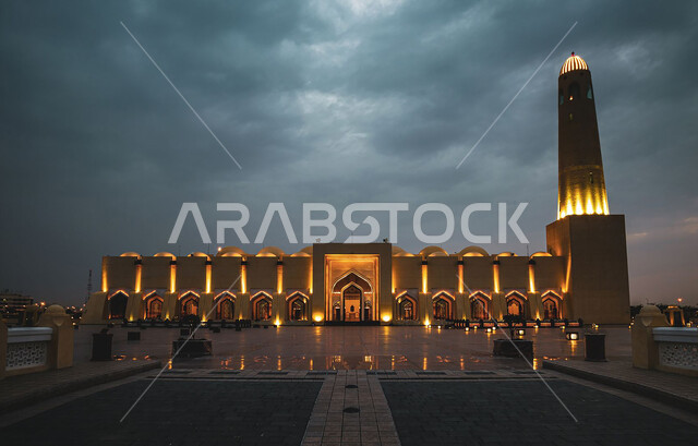 الفن الهندسي المعماري لبناء المساجد في دولة قطر, مبنى مسجد الإمام عبد الوهاب المضاء في وقت الليل في منطقة الدفنة, معالم سياحية دينية مقدسة, نداء المسلمين لأداء الفرائض والصلوات, التطور والتقدم العمراني للمنشآت الاسلامية, اسلاميات وعبادة