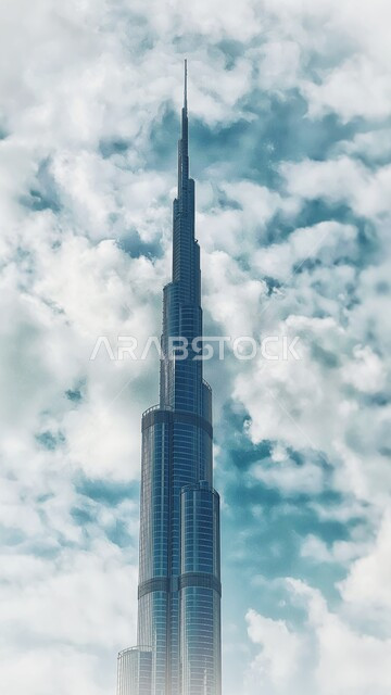 الأجواء الشتوية الغائمة, التطور والتقدم العمراني لأبراج ومباني مدينة دبي, معالم سياحية مشهورة, الفن الهندسي المعماري على الطراز الحديث لبرج خليفة الشاهق والمتطور في دولة الإمارات العربية المتحدة