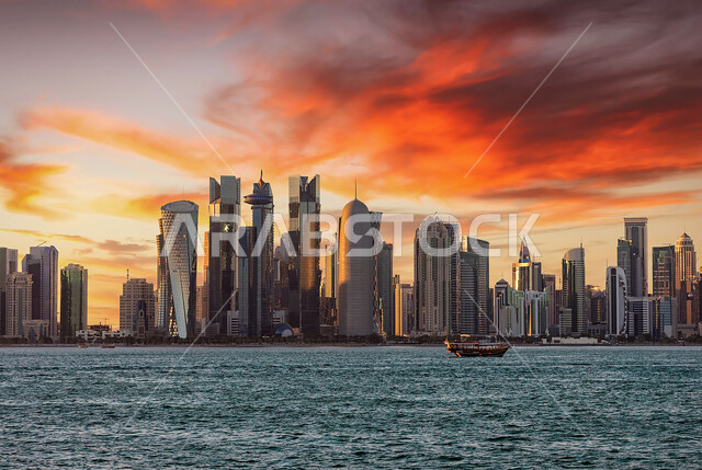 التقدم العمراني للمنشآت على كورنيش الدوحة, الأبراج وناطحات السحاب في مدينة قطر، التصاميم الهندسية المعمارية على الطراز الحديث والمتطور, الفن الهندسي للمنشآت والمباني في وقت الشروق, أماكن ومعالم ترفيهية سياحية,  الواجهة البحرية على ساحل الخليج العربي