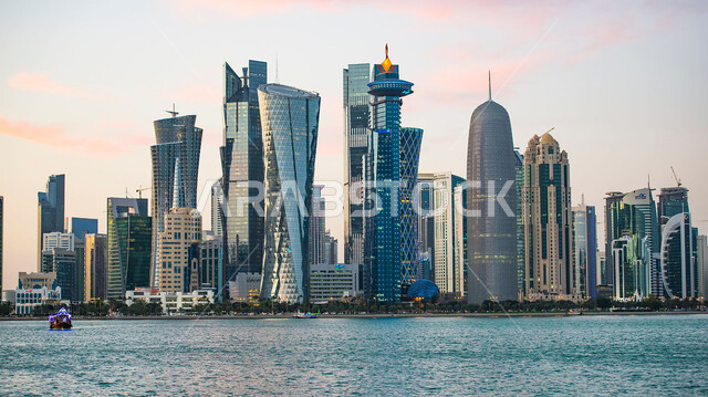  الفن الهندسي للمنشآت والمباني في وقت النهار, التطور والتقدم العمراني للمنشآت على كورنيش الدوحة, أبراج وناطحات السحاب في مدينة قطر ، التصاميم الهندسية المعمارية على الطراز الحديث والمتطور, أماكن ومعالم ترفيهية سياحية