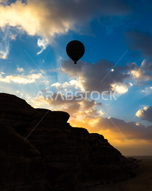 أماكن ومعالم أثرية قديمة تاريخية، التحليق في بالون الهواء الساخن فوق التشكيلات والتكوينات الصخرية في أماكن القمم والمرتفعات الجبلية, المناطيد الطائرة في سماء السعودية وقت غروب الشمس, الأنشطة الترفيهية في محافظة العلا التراثية, وجهة عائلية سياحية طبيعية