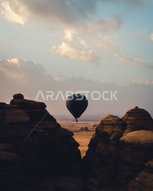 التحليق في بالون الهواء الساخن فوق التشكيلات والتكوينات الصخرية في أماكن القمم والمرتفعات الجبلية, المناطيد الطائرة في سماء السعودية، الأنشطة الترفيهية في محافظة العلا التراثية, وجهة عائلية سياحية طبيعية, معالم أثرية قديمة تاريخية