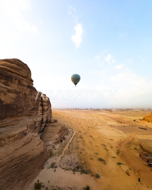 معالم أثرية قديمة تاريخية، التحليق في بالون الهواء الساخن فوق التشكيلات والتكوينات الصخرية في أماكن القمم والمرتفعات الجبلية, المناطيد الطائرة في سماء السعودية وقت النهار, الأنشطة الترفيهية في محافظة العلا التراثية, وجهة عائلية سياحية طبيعية