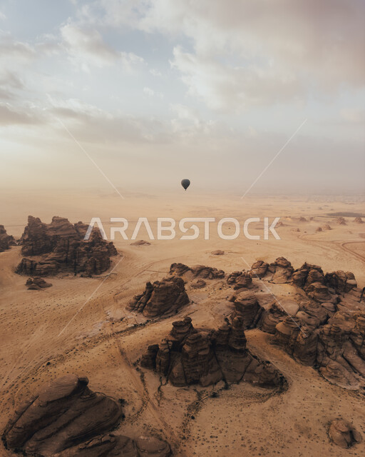 التحليق في بالون الهواء الساخن فوق التشكيلات والتكوينات الصخرية في أماكن القمم والمرتفعات الجبلية, المناطيد الطائرة في سماء السعودية، الأنشطة الترفيهية في محافظة العلا التراثية, وجهة عائلية سياحية طبيعية, معالم أثرية قديمة تاريخية