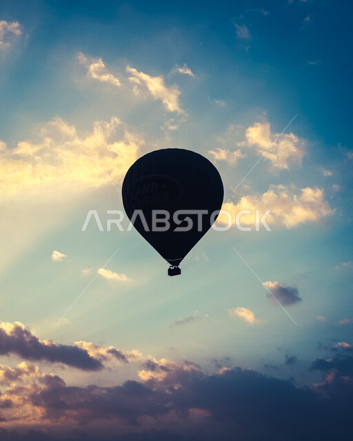 الطيران في بالون الهواء الساخن, المناطيد المحلقة في سماء السعودية وقت غروب الشمس, الأنشطة الترفيهية في محافظة العلا التراثية, وجهة عائلية سياحية طبيعية, معالم أثرية قديمة تاريخية, التشكيلات والتكوينات الصخرية في أماكن القمم والمرتفعات الجبلية