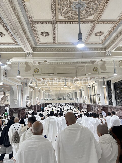  الحجاج والمعتمرين يرتدون ملابس الإحرام في المسعى بمكة المكرمة في المملكة العربية السعودية، السعي بين الصفا والمروة، اداء مناسك الحج والعمرة، العبادة والتقرب الى الله، معالم وأماكن دينية إسلامية مقدسة