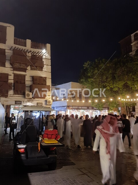 البناء المعماري على النمط القديم, ازدحام الاشخاص في شوارع مدينة جدة المضيئة ليلا، أماكن جذب و استقطاب السياح من شتى أنحاء العالم ،معالم تاريخية وسياسية مشهورة في السعودية, قصر بيت نصيف التاريخي القديم، مركز مهم لعقد الاجتماعات في الحجاز