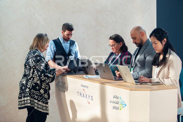 دمج التقنية والتكنولوجيا في المجالات الصناعية, إقامة المعارض والمؤتمرات لمناقشة المعايير واستراتيجيات العمل, التقدم في القطاعات المستقبلية, مؤتمر التعدين الدولي لجذب الاستثمارات للصناعات المعدنية في مدينة الرياض, تطوير المعايير الدولية لاستدامة القطاع السعودي الصناعي