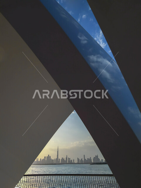 ميناء خور دبي في المدينة السياحية وضح النهار, الواجهة المائية والترفيهية في دولة الإمارات, الفن الهندسي المعماري لمبنى برج كريك هاربور السياحي في إمارة دبي, أماكن السياحة والاستثمار والتجارة المشهورة, الأبراج وناطحات السحاب المطلة على ساحل الخليج العربي