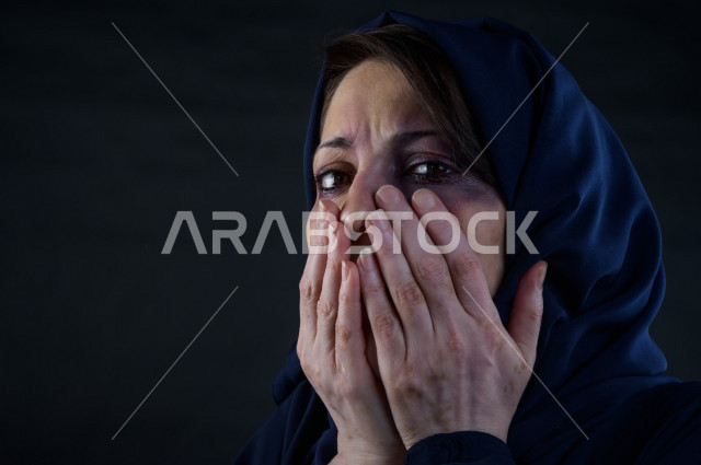 تعابير و ايمياءات وجه و يدين لمرأة سعودية تتعرض للعنف الجسدي ، اوقفو العنف ضد المرأه ، انهاء العنف ضد النساء ، 25 نوفمبراليوم العالمي للقضاء على العنف ضد النساء ، كدمات جسدية 