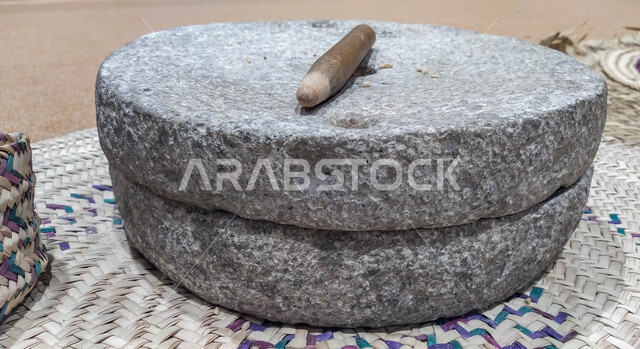 أدوات والات تراثية شعبية تقليدية, صورة مقربة لمطحنة حبوب حجريه يدويه, استخدام آلة الرحى للطحن في المملكة العربية السعودية, معدات خليجية أثرية