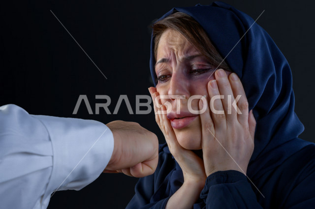 التعرض للعنف و الضرب من قبل الرجال  ، مرأة سعودية تتعرض للعنف الجسدي ، اثار الكدمات على الوجه ، اوقفو العنف ضد المرأه ، انهاء العنف ضد النساء ، 25 نوفمبراليوم العالمي للقضاء على العنف ضد النساء ، كدمات جسدية 