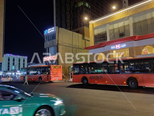 الباصات الحمراء في شوارع وطرقات مدينة جده، الفنون والتصاميم الهندسية المعمارية للمباني و الأبراج التجاريه ,جولة في منطقة الاسواق الشعبيه في حي  البلد في وقت الليل، وسائل النقل و المواصلات في المملكه العربيه السعوديه