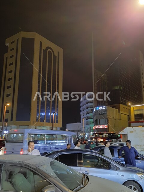 الفن الهندسي المعماري للمباني و الأبراج التجاريه, الازدحام المروري لحركة السيارات في شوارع وطرقات مدينة جده، جولة في منطقة الاسواق الشعبيه في حي  البلد في وقت الليل، وسائل النقل و المواصلات في المملكه العربيه السعوديه