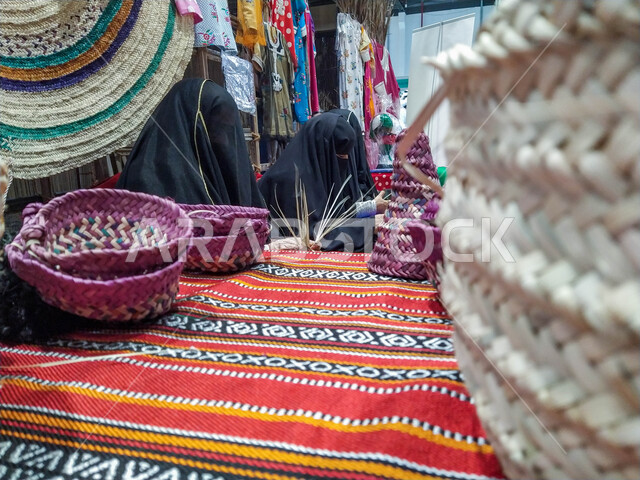 الصناعات والمهن الشعبية التاريخية التقليدية, العمل في مجال الحرف القديمة, صورة مقربة لصناعة سلات القش في الامارات العربية المتحدة, استخدام سعائف النخيل المجففة في صناعة سلل الخوص