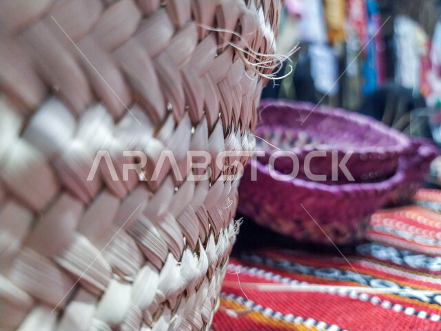 الصناعات والمهن الشعبية التاريخية التقليدية, العمل في مجال الحرف القديمة, صورة مقربة لصناعة سلات القش في الامارات العربية المتحدة, استخدام سعائف النخيل المجففة في صناعة سلل الخوص