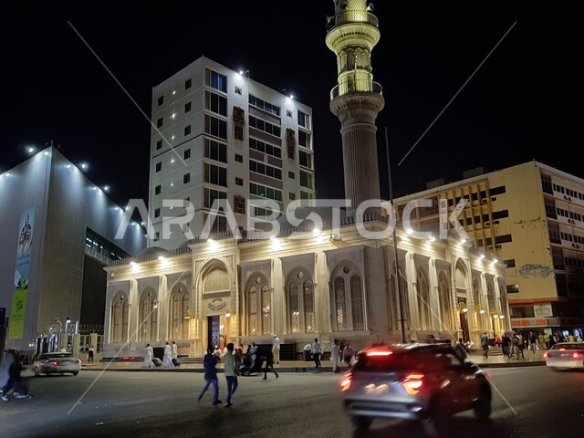 الفن الهندسي المعماري للأماكن الاسلاميه المقدسة في السعودية، حركة مرور السيارات في الطرق والشوارع، مسجد المحمل المضيء ليلا في مدينة جدة، مفهوم العبادة والتقرب الى الله تعالى، معالم دينية مشهورة في البلد التاريخي