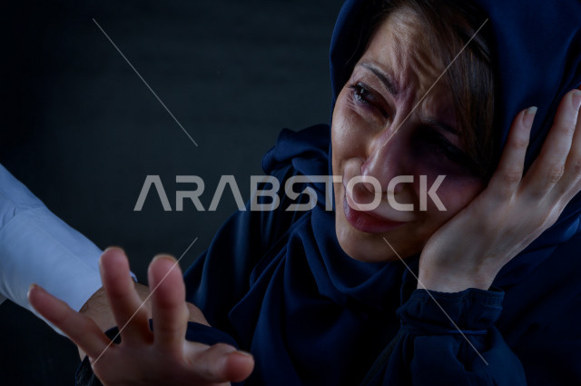 التعرض للعنف و الضرب من قبل الرجال  ، مرأة سعودية تتعرض للعنف الجسدي ، اثار الكدمات على الوجه ، اوقفو العنف ضد المرأه ، انهاء العنف ضد النساء ، 25 نوفمبراليوم العالمي للقضاء على العنف ضد النساء ، كدمات جسدية 