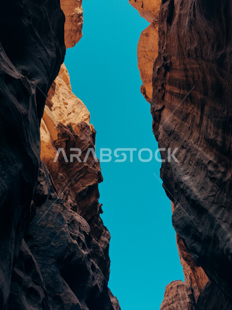 صخور طبيعية رسوبية، النحت الصخري في المناطق الصحراوية, صحراء حسمى في جدة في السعودية، الحضارة والآثار التاريخية القديمة, التكوينات والتشكيلات الصخرية في منطقة تبوك, أماكن جذب واستقطاب السياح من شتى أنحاء العالم