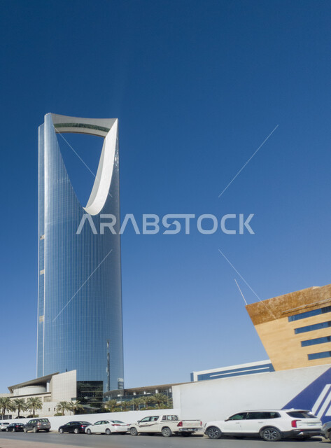 التصميم الحديث للأبراج وناطحات السحاب، النمو والتطور العمراني، جذب السياح إلى المعالم والأماكن المشهورة في المملكة العربية السعودية، الفنون الهندسية المعمارية المميزة، برج المملكة في مدينة الرياض في وقت النهار