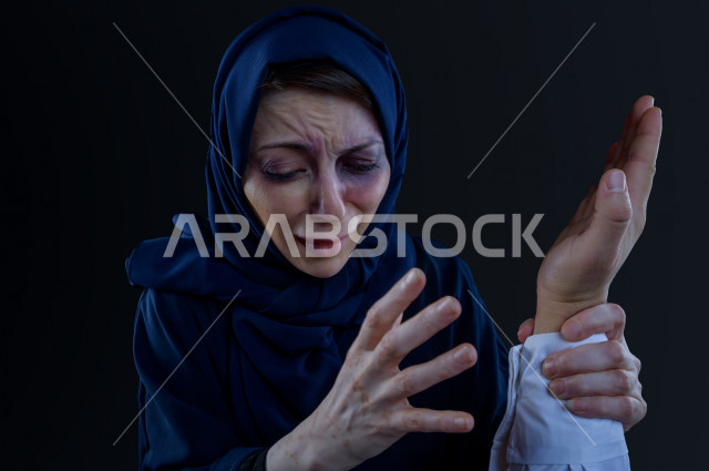 التعرض للعنف و الضرب من قبل الرجال  ، مرأة سعودية تتعرض للعنف الجسدي ، اثار الكدمات على الوجه ، اوقفو العنف ضد المرأه ، انهاء العنف ضد النساء ، 25 نوفمبراليوم العالمي للقضاء على العنف ضد النساء ، كدمات جسدية 