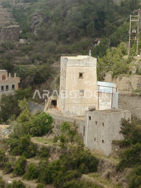 المباني السكنية والبيوت الاثرية القديمة في جبال محافظة فيفاء في جازان، معالم وأماكن سياحية طبيعية في المملكة العربية السعودية، المدرجات الزراعية الخضراء والاشجار على القمم والمرتفعات الجبلية، خلفية الطبيعة