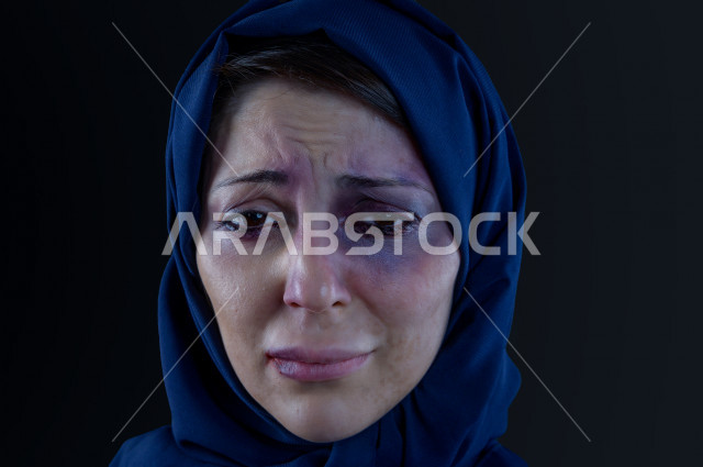 تعابير و ايمياءات وجه و يدين لمرأة سعودية تتعرض للعنف الجسدي ، اوقفو العنف ضد المرأه ، انهاء العنف ضد النساء ، 25 نوفمبراليوم العالمي للقضاء على العنف ضد النساء ، كدمات جسدية 