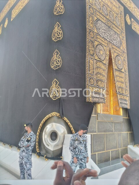مفهوم حراسة الأماكن الاسلامية الدينية ،المقصد الديني للمسلمين من شى أنحاء العالم لأداء العبادات والفرائض والتقرب من الله تعالى, بيت الله الحرام في الحرم المكي الشريف, الحجر الأسود في الكعبة المشرفة داخل الحرم في مكة المكرمة .