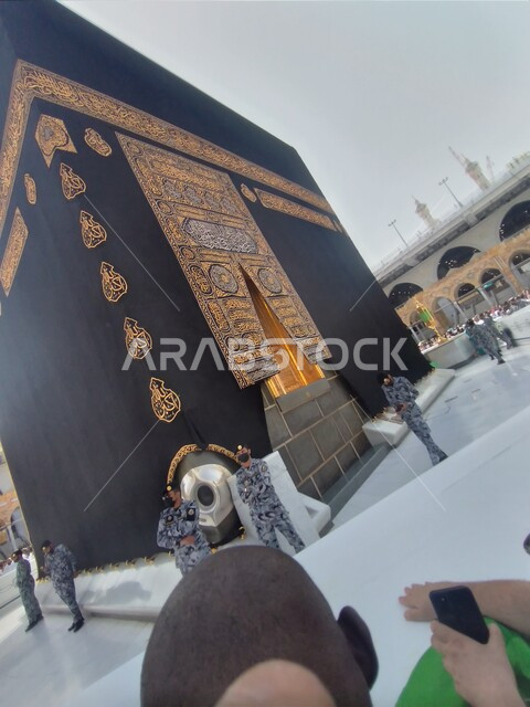 المقصد الديني للمسلمين من شى أنحاء العالم لأداء العبادات والفرائض والتقرب من الله تعالى, بيت الله الحرام في الحرم المكي الشريف, الحجر الأسود في الكعبة المشرفة داخل الحرم في مكة المكرمة, مفهوم حراسة الأماكن الاسلامية الدينية .