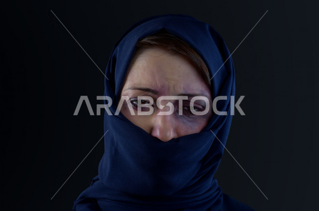تعابير و ايمياءات وجه و يدين لمرأة سعودية تتعرض للعنف الجسدي ، اوقفو العنف ضد المرأه ، انهاء العنف ضد النساء ، 25 نوفمبراليوم العالمي للقضاء على العنف ضد النساء ، كدمات جسدية 