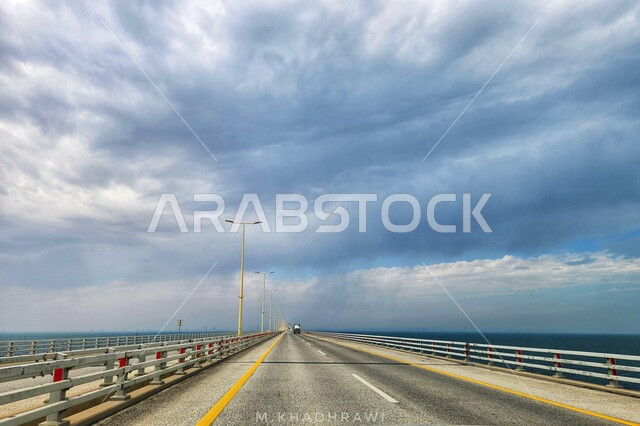 طريق اسفلتي سريع مخصص للسفر بين المدن، جسر معلق ومدعم بالكوابل، التصميم الهندسي المعماري للطرق والشوارع، منظر السحب البيضاء في سماء السعوديه