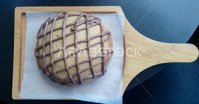 خبز البنز المزين بالشوكولاته، حلا قهوة إيطالي لذيذ، حلويات غربية هشة ومقرمشة، مأكولات غنية بالسكريات والسعرات الحرارية