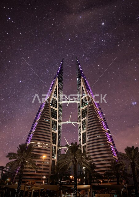 مركز البحرين التجاري العالمي - مودا مول المضاء في وقت الليل، معالم ومباني مشهورة في المنامة، الفن الهندسي المعماري للأبراج وناطحات السحاب، الاهتمام بزراعة أشجار النخيل الخضراء في المدن، منظر النجوم في السماء