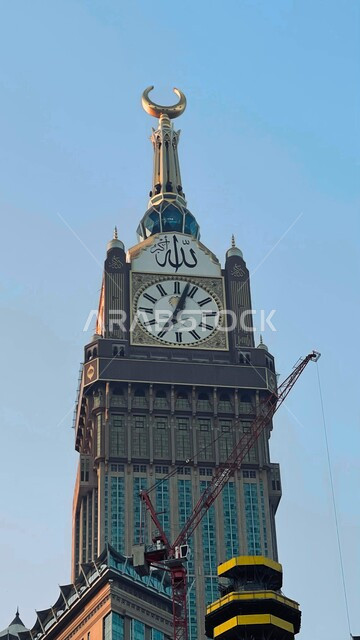 الفن الهندسي المعماري للمباني وناطحات السحاب، صورة مقربة لبرج الساعة في مكة المكرمة بالمملكة العربية السعودية، أبراج الحرم المكي الشريف، معالم دينية إسلامية مشهورة