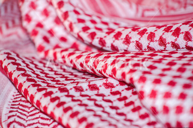 تاريخ وحضارة أصيله، ازياء شعبية تراثية، الثقافة السعودية ورمز الهوية الوطنية، غطاء الرأس للرجال في المملكة، صورة مقربة لقماش لشماغ السعودي التقليدي