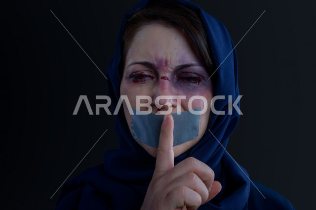 تعابير و ايمياءات وجه و يدين لمرأة سعودية تتعرض للعنف الجسدي ، اوقفو العنف ضد المرأه ، انهاء العنف ضد النساء ، 25 نوفمبراليوم العالمي للقضاء على العنف ضد النساء ، كدمات جسدية 