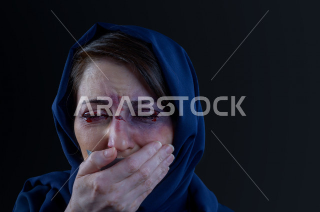 تعابير و ايمياءات وجه و يدين لمرأة سعودية تتعرض للعنف الجسدي ، اوقفو العنف ضد المرأه ، انهاء العنف ضد النساء ، 25 نوفمبراليوم العالمي للقضاء على العنف ضد النساء ، كدمات جسدية 