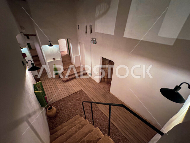 المساحات والجلسات المختلفة للقراءة والتركيز, مبنى المكتبة العامة المبنية على الطراز المعماري القديم, التصميم الأثري والعصري للمنشآت الثقافية في حي البلدة القديمة في محافظة العلا, معالم سياحية مشهورة, المقصد السياحي لرواد الثقافة في المملكة