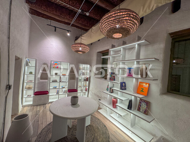 التصميم الأثري والعصري للمنشآت الثقافية في حي البلدة القديمة في محافظة العلا, معالم سياحية مشهورة, المقصد السياحي لرواد الثقافة في المملكة, الجلسات المختلفة والمساحات الواسعة للقراءة والتركيز, مبنى المكتبة العامة من الداخل على الطراز المعماري القديم