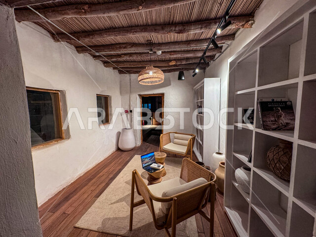 التصميم الأثري والعصري للمنشآت الثقافية في حي البلدة القديمة في محافظة العلا, معالم سياحية مشهورة, المقصد السياحي لرواد الثقافة في المملكة, الجلسات المختلفة والمساحات الواسعة للقراءة والتركيز, مبنى المكتبة العامة من الداخل على الطراز المعماري القديم