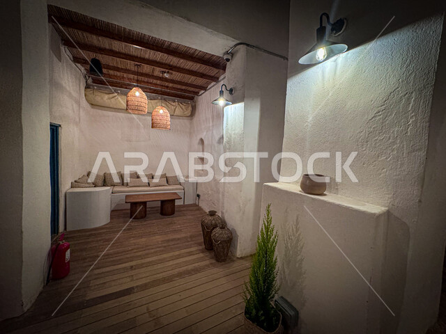 الجلسات المختلفة والمساحات الواسعة للقراءة والتركيز, مبنى المكتبة العامة من الداخل على الطراز المعماري القديم, التصميم الأثري والعصري للمنشآت الثقافية في حي البلدة القديمة في محافظة العلا, معالم سياحية مشهورة, المقصد السياحي لرواد الثقافة في المملكة