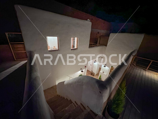 معالم سياحية مشهورة, مبنى المكتبة العامة المبنية على الطراز المعماري القديم, التصميم الأثري والعصري للمنشآت الثقافية في حي البلدة القديمة في محافظة العلا, المقصد السياحي لرواد الثقافة في المملكة, أماكن الجلسات المختلفة للقراءة والتركيز