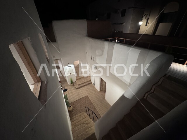 مبنى المكتبة العامة من الداخل على الطراز المعماري القديم, التصميم الأثري والعصري للمنشآت الثقافية في حي البلدة القديمة في محافظة العلا, معالم سياحية مشهورة, المقصد السياحي لرواد الثقافة في المملكة, المساحات والجلسات المختلفة للقراءة والتركيز