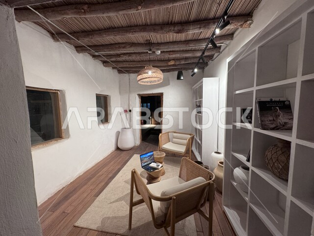 مناطق الفن والحضارة الأثرية, الجلسات المختلفة للقراءة والتركيز, مبنى المكتبة العامة من الداخل على الطراز المعماري القديم, التصميم الأثري والعصري للمنشآت الثقافية في حي البلدة القديمة في محافظة العلا, معالم سياحية مشهورة, المقصد السياحي لرواد الثقافة في المملكة